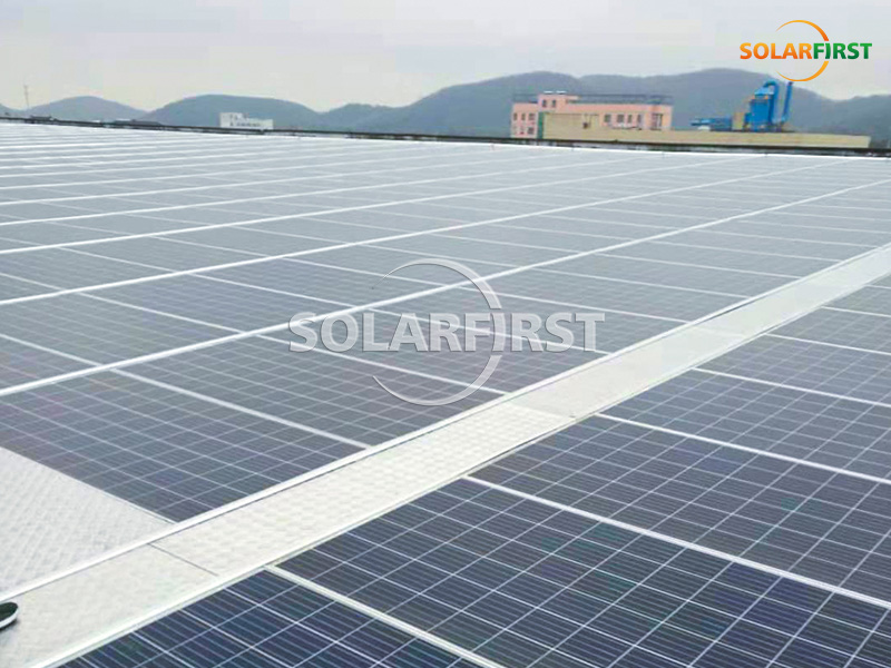 말레이시아 포트 클랑에 설치된 4.9MWp BIPV 루프 마운트