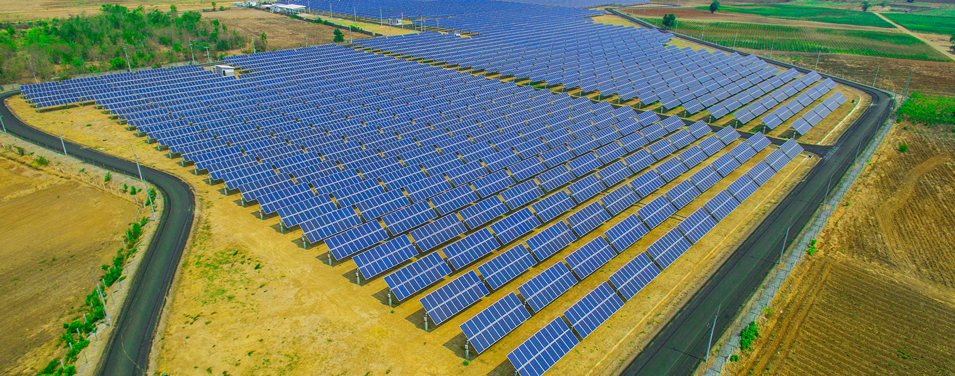 태국의 Solar First 10MW 평면축 단일축 추적 프로젝트는 2015년 12월에 전력망에 연결되었습니다.